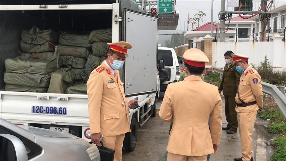 Xe ô tô dùng biển giả vận chuyển 2,5 tấn nầm lợn đông lạnh bốc mùi hôi thối